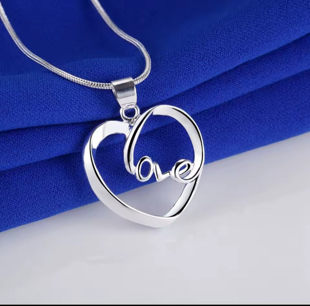 💖 925 SREBRNA OGRLICA – SRCE „LOVE“  No.046